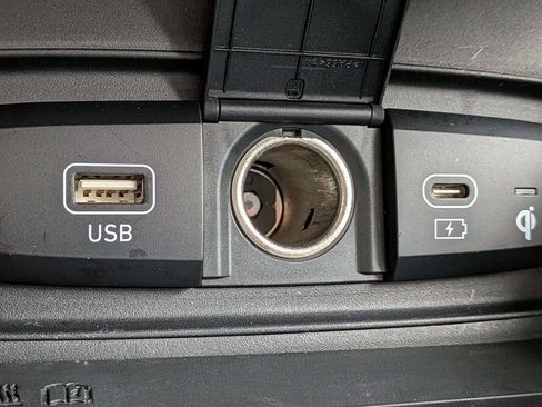 Used 2025 Hyundai Venue Limited FWD image 21