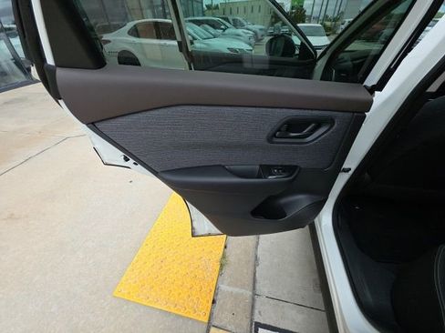 Used 2023 Nissan Rogue S image 22