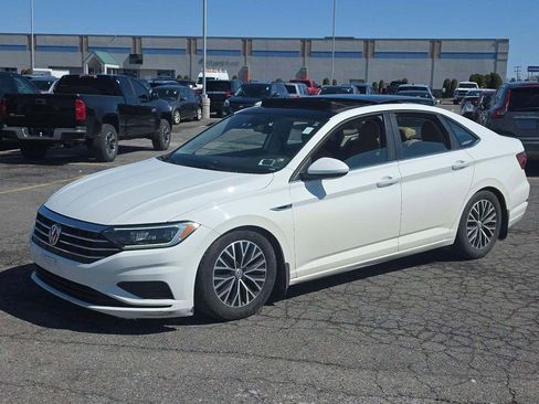 Used 2019 Volkswagen Jetta SEL w/ Cold Weather Package image 2
