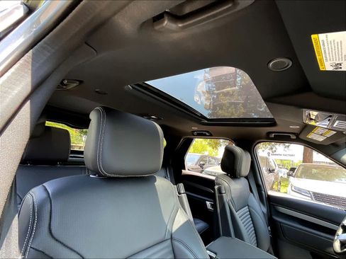 New 2025 Land Rover Discovery Dynamic SE image 29