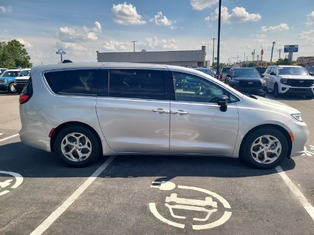Used 2024 Chrysler Pacifica Limited FWD image 4