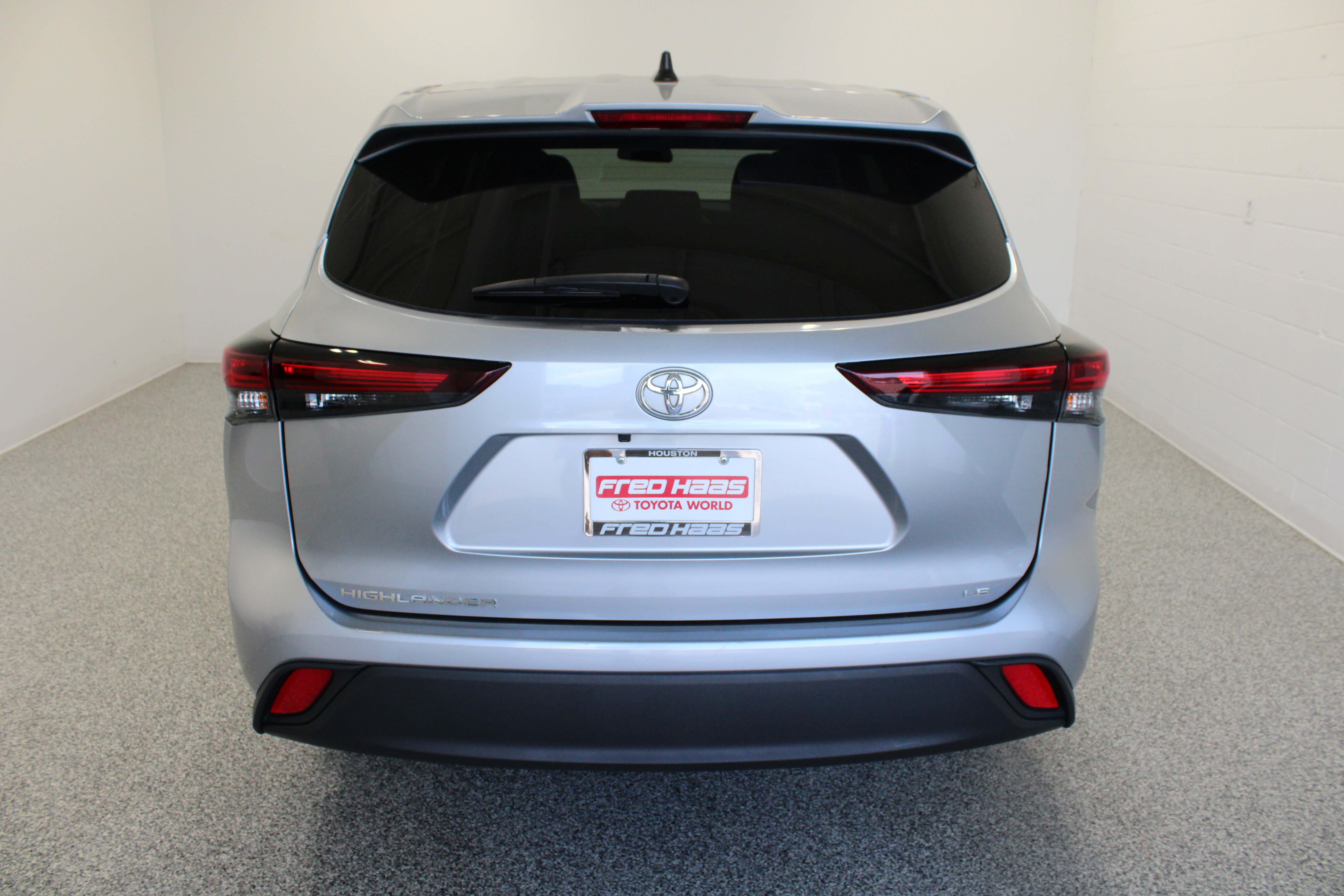 Used 2025 Toyota Highlander LE FWD image 8