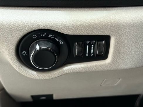 Used 2023 Chrysler Voyager LX FWD image 35
