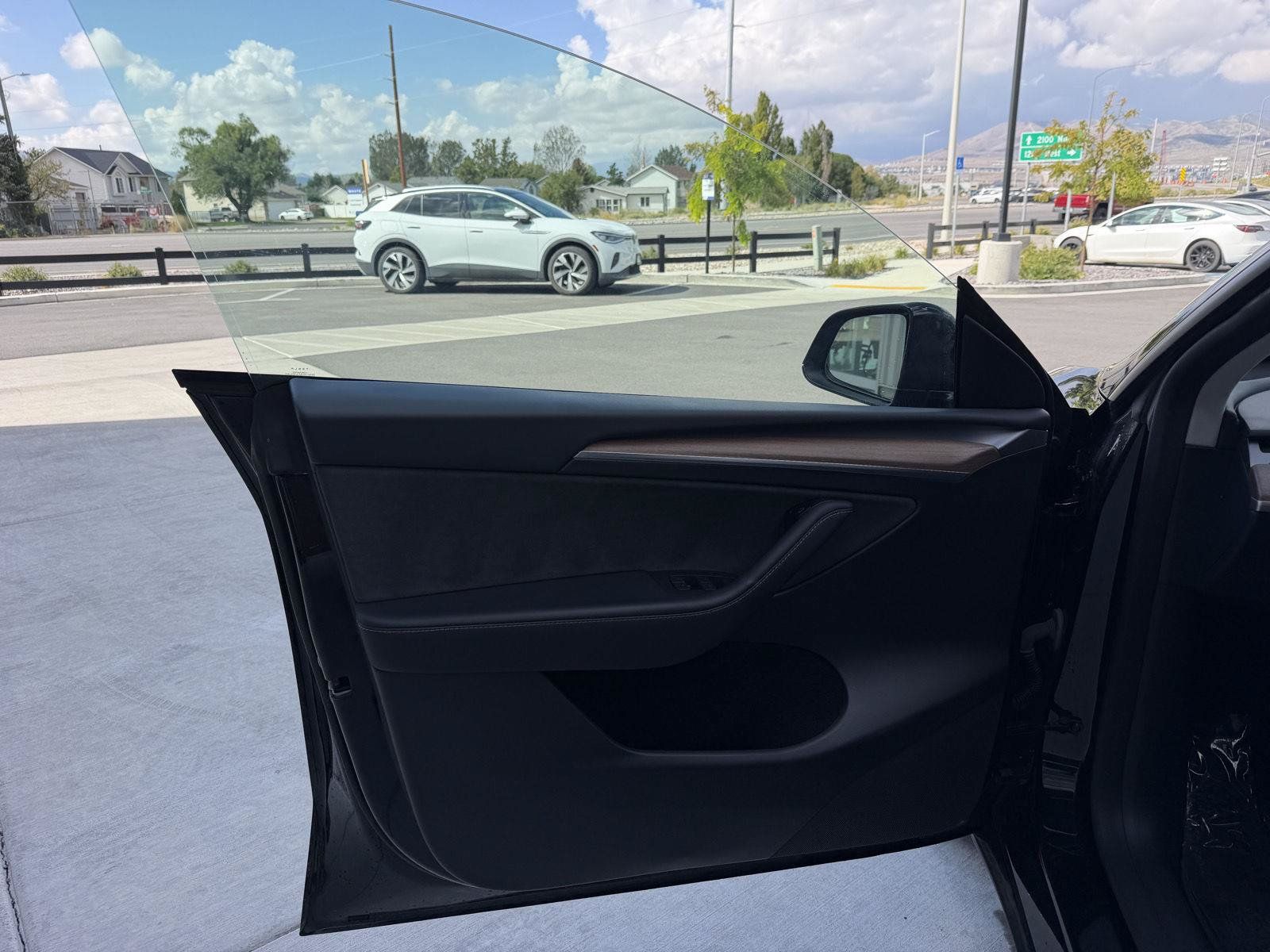 Used 2024 Tesla Model Y 2WD image 11