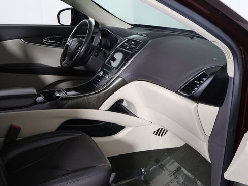 Used 2020 Lincoln Nautilus Reserve AWD/4WD image 28