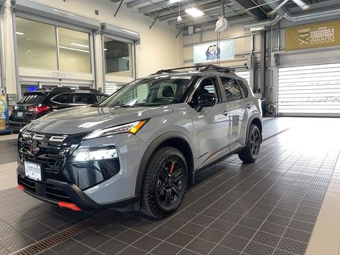 Used 2025 Nissan Rogue SV AWD/4WD image 3