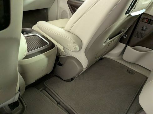 Used 2020 Chrysler Pacifica Touring-L Plus FWD image 36