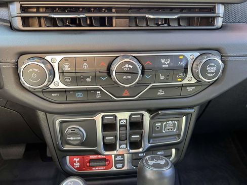 Used 2025 Jeep Wrangler Unlimited Rubicon 4xe w/ Technology Group AWD/4WD image 25
