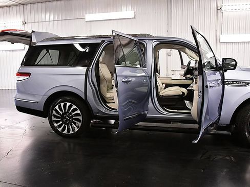 Used 2023 Lincoln Navigator L Black Label AWD/4WD image 30