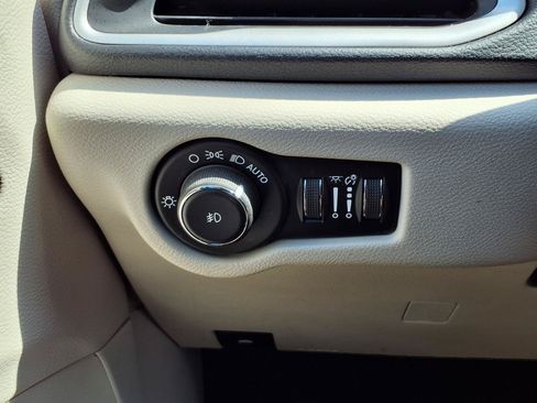 Used 2020 Chrysler Pacifica Touring-L Plus w/ Tire & Wheel Group FWD image 9