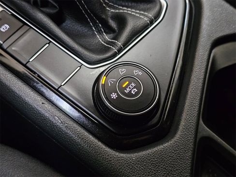 Used 2024 Volkswagen Taos SE image 33