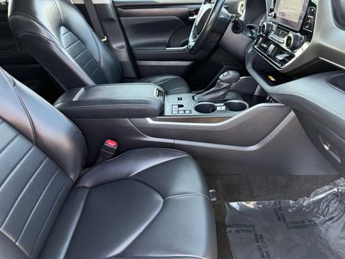 Used 2023 Toyota Highlander XLE FWD image 31