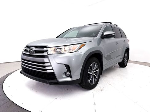 Used 2017 Toyota Highlander XLE w/ Carpet Mat Package AWD/4WD image 12