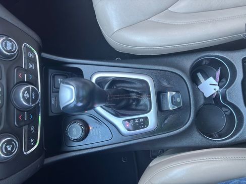 Used 2015 Jeep Cherokee Limited image 31