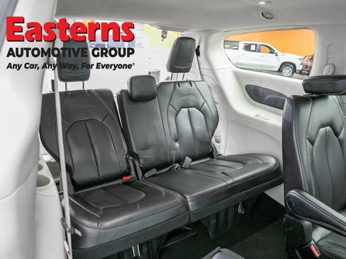 Used 2023 Chrysler Pacifica Touring-L FWD image 25