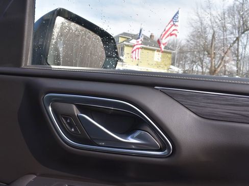 Used 2024 GMC Yukon XL SLT w/ SLT Premium Package image 20