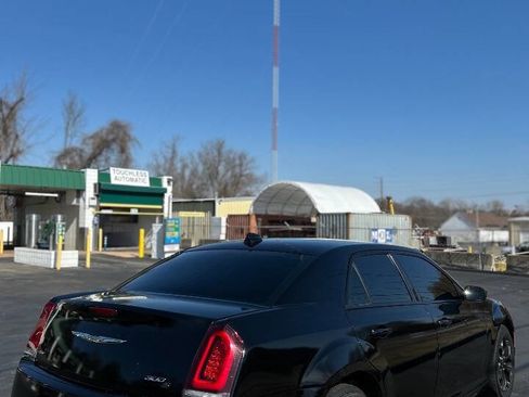 Used 2019 Chrysler 300 S image 5