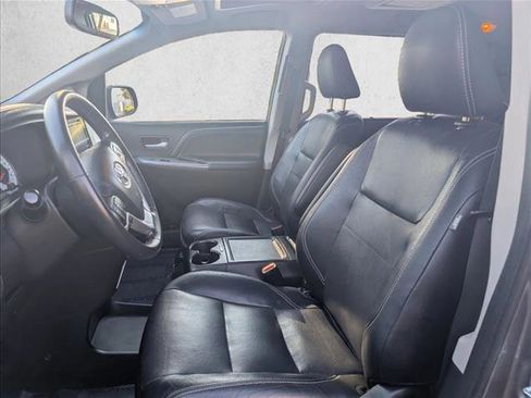 Used 2017 Toyota Sienna SE Premium image 16
