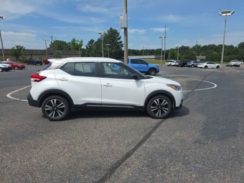 Used 2020 Nissan Kicks SR FWD image 2