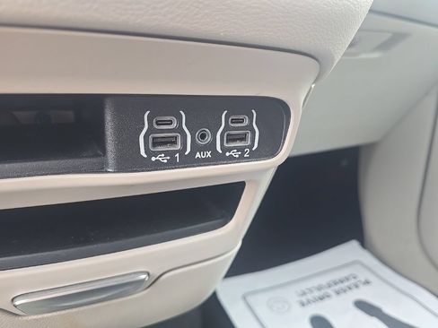 Used 2024 Chrysler Pacifica Touring-L FWD image 12