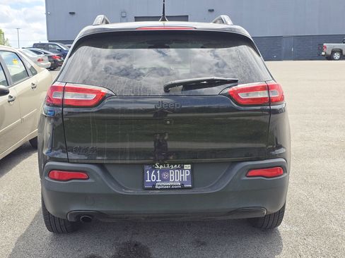 Used 2017 Jeep Cherokee Limited image 4