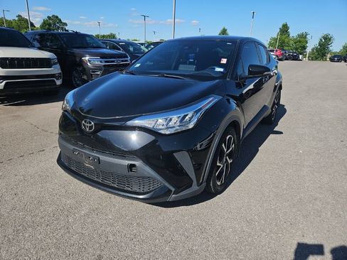 Used 2021 Toyota C-HR XLE FWD image 3