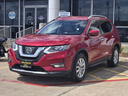 Used 2017 Nissan Rogue SV image 2