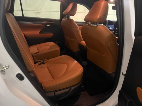 Used 2023 Toyota Highlander Platinum image 26