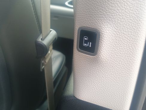 Used 2024 Chrysler Pacifica Touring-L image 19