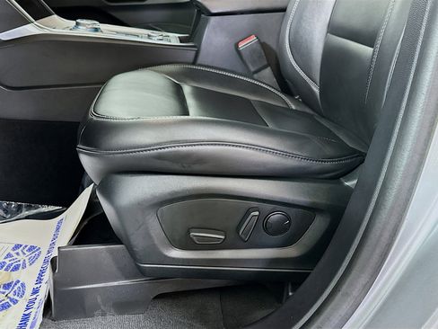 Used 2022 Ford Explorer XLT w/ Equipment Group 202A image 18