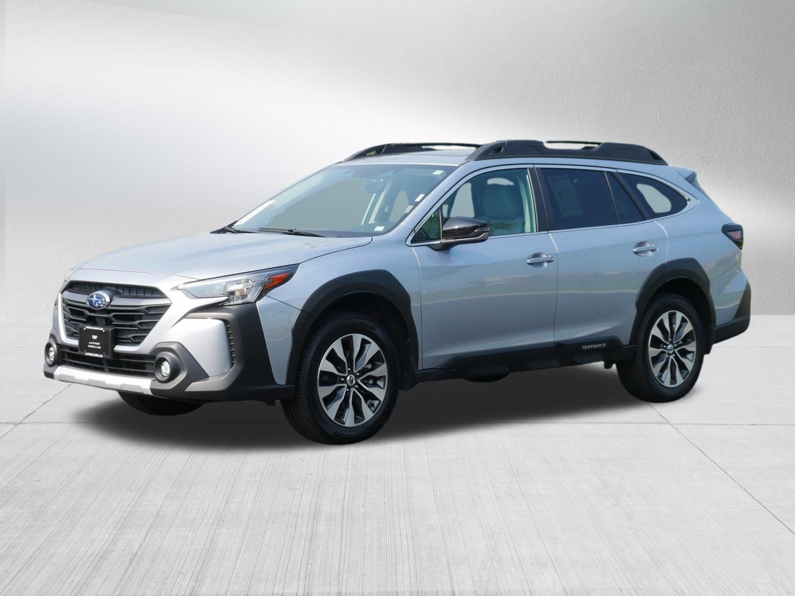 Used 2025 Subaru Outback Limited AWD/4WD image 2