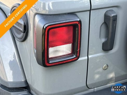 Used 2018 Jeep Wrangler Unlimited Sahara AWD/4WD image 8