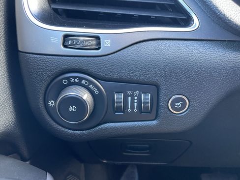 Used 2019 Jeep Cherokee Limited image 14