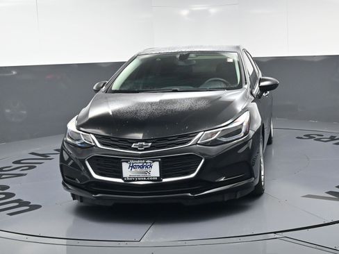 Used 2018 Chevrolet Cruze LT w/ Convenience Package image 5