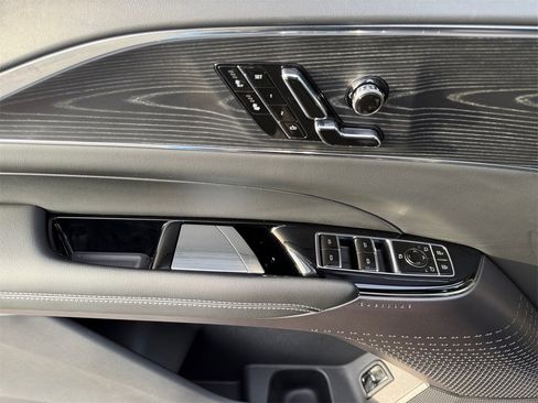 Used 2024 Cadillac Lyriq Luxury image 11