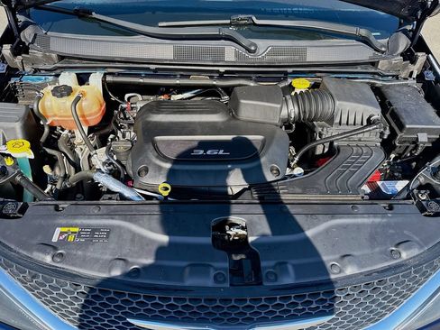Used 2017 Chrysler Pacifica Touring FWD image 30