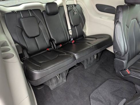 Used 2023 Chrysler Pacifica Touring-L FWD image 30