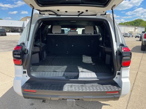 Used 2025 Toyota 4Runner SR5 AWD/4WD image 17