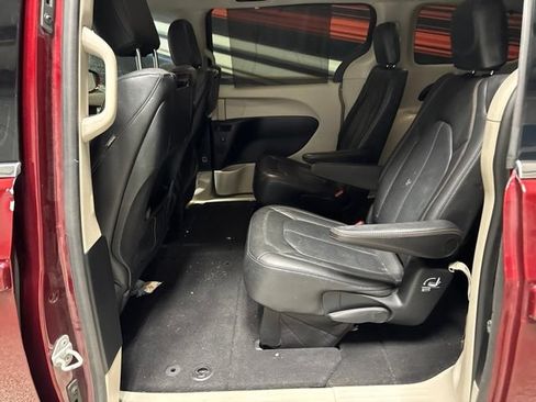 Used 2017 Chrysler Pacifica Touring-L Plus FWD image 12