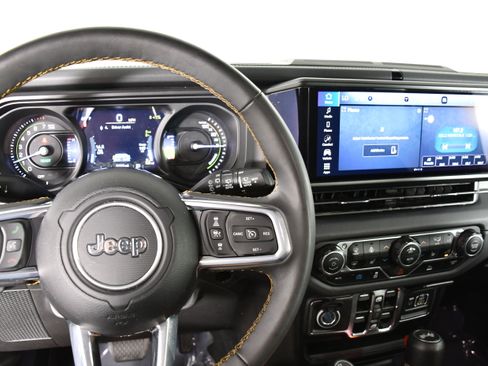 Used 2024 Jeep Wrangler Unlimited Sahara AWD/4WD image 16