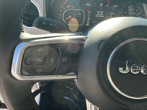 Used 2025 Jeep Wrangler Sahara image 26