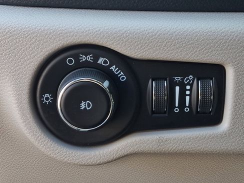 Used 2023 Chrysler Pacifica Touring-L image 27