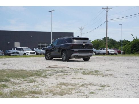 Used 2024 Chevrolet Traverse LT FWD image 2
