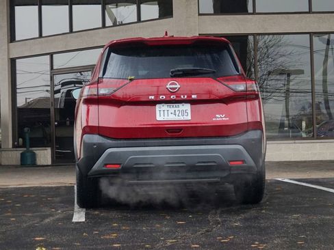 Used 2023 Nissan Rogue SV image 7