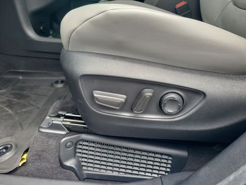 Used 2025 Toyota Sienna XLE FWD image 21