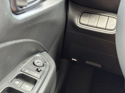 Used 2025 Hyundai Venue Limited FWD image 8