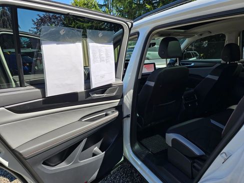 Used 2025 Volkswagen Atlas Peak Edition SE AWD/4WD image 9