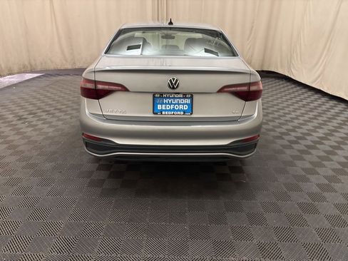 Used 2024 Volkswagen Jetta SE image 6