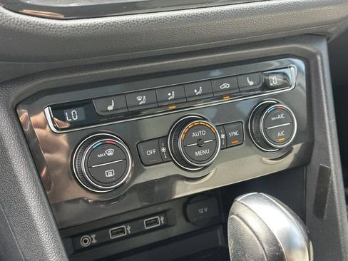 Used 2018 Volkswagen Tiguan SEL AWD/4WD image 23