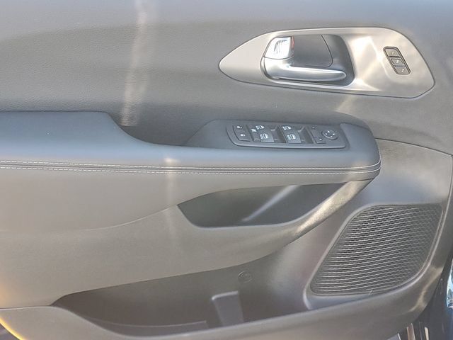 Used 2025 Chrysler Pacifica Select FWD image 15